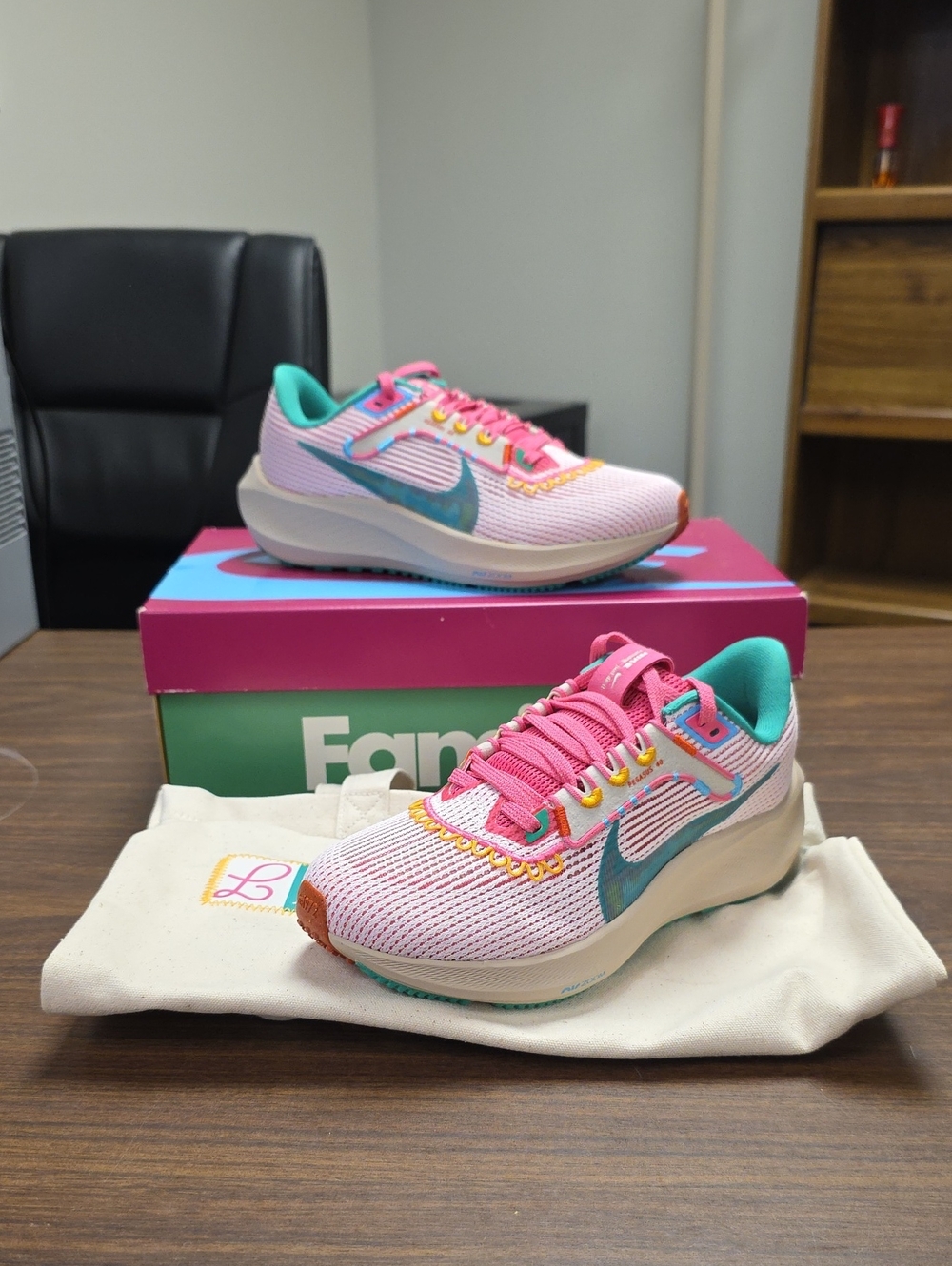 Nike Air Zoom Pegasus 40 Familia Sail/Green/Sanddrift FN0599-100 Women's 5.5